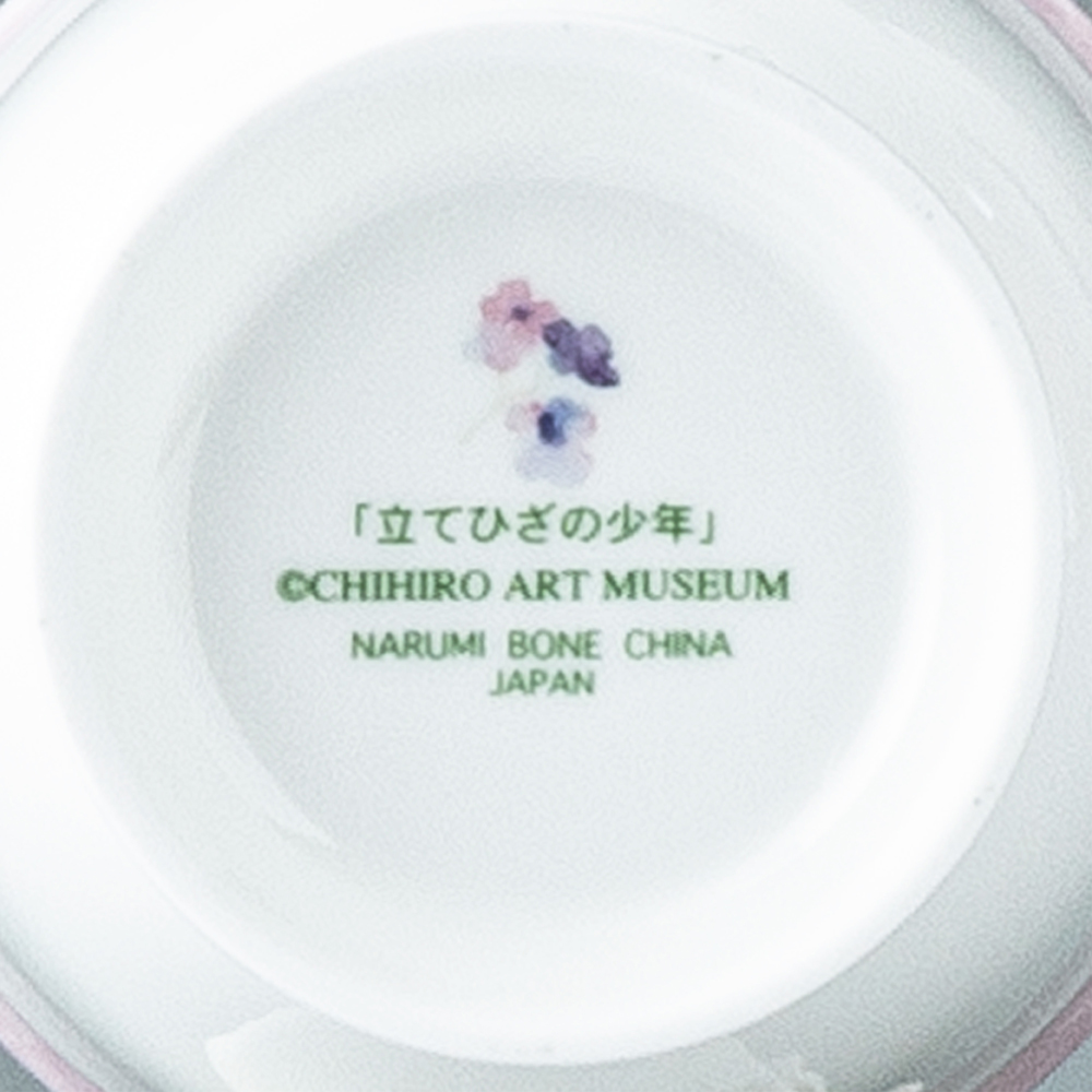 立てひざの少年